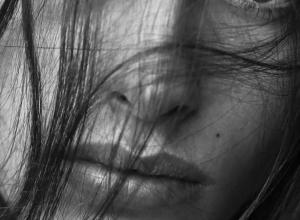 Je pourrais dire que tout va bien, que je sais avancer seul, que le temps suffit parfois à combler les silences. Mais ce serait mentir un peu.