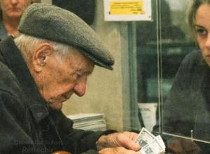 Toute la file était furieuse contre mon père de 89 ans parce qu’il bloquait la queue à la banque
