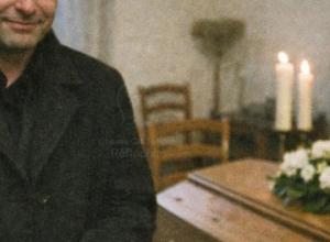 Il a souri pendant tout l’enterrement de son père.