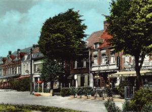 un coin très vivant du Bizet, probablement une place ou une rue commerçante proche du centre, avec une ambiance de carte postale colorisée des années 1930-1950.