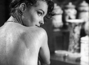 Elle était une femme seule qui avait des rêves. 