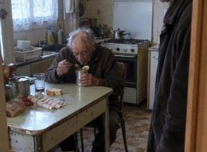 Arrêtez de traiter vos parents âgés comme un fardeau à gérer.  Ils ne veulent pas vos sermons, vos solutions parfaites, ni vos « on va s’arranger ».  Ils veulent votre temps.